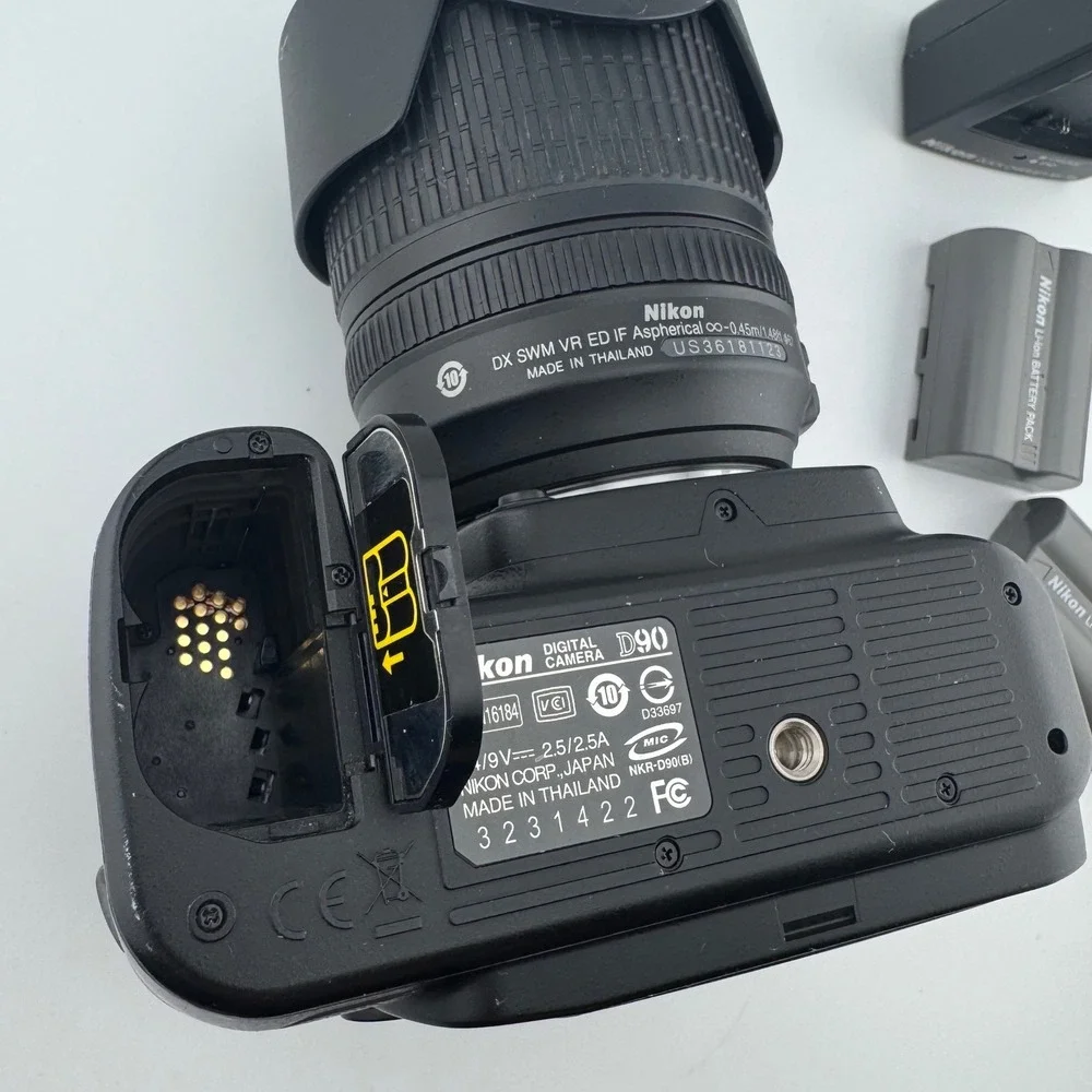 Nikon D90 DSLR Camera 18-105mm VR Lens Black Bundle 12.3MP HD Video FOR PARTS
